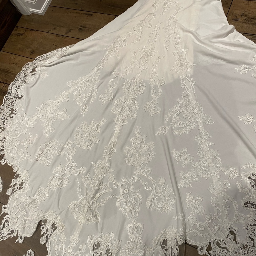 WEDDING DRESS - Picture 13 of 15